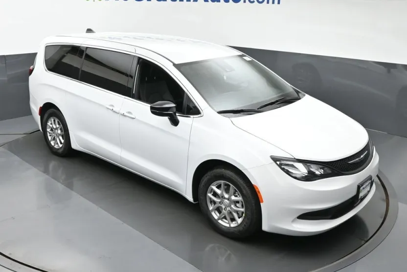 2026 Chrysler Voyager LE photo 1