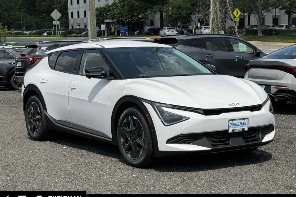 2025 Kia EV6 Light photo 1