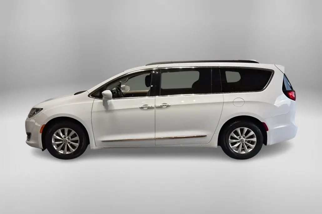 2017 Chrysler Pacifica Touring L photo 1