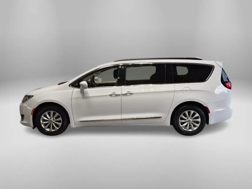 2017 Chrysler Pacifica Touring L photo 1