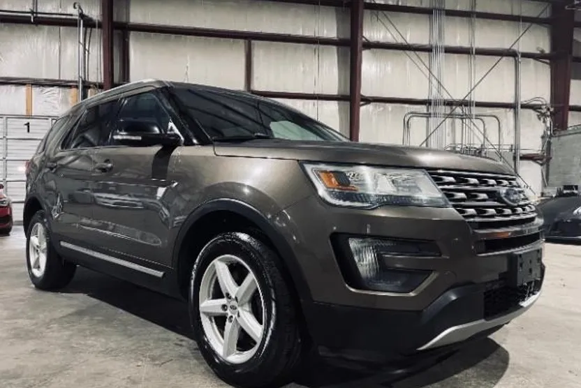 2016 Ford Explorer XLT photo 1