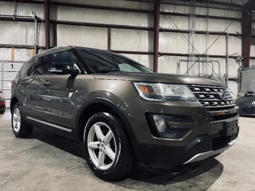 2016 Ford Explorer XLT photo 1