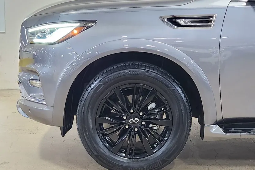 2021 Infiniti QX80 Luxe photo 1