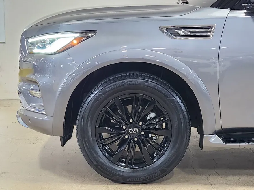 2021 Infiniti QX80 Luxe photo 1