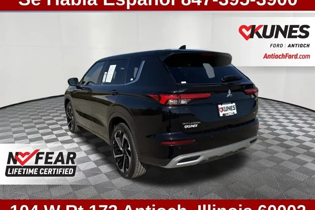 2024 Mitsubishi Outlander SE photo 1