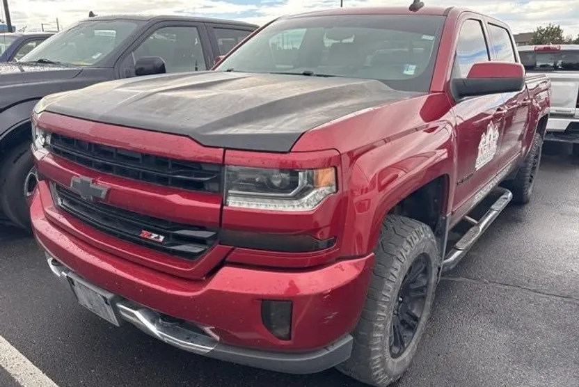 2018 Chevrolet Silverado LT photo 1