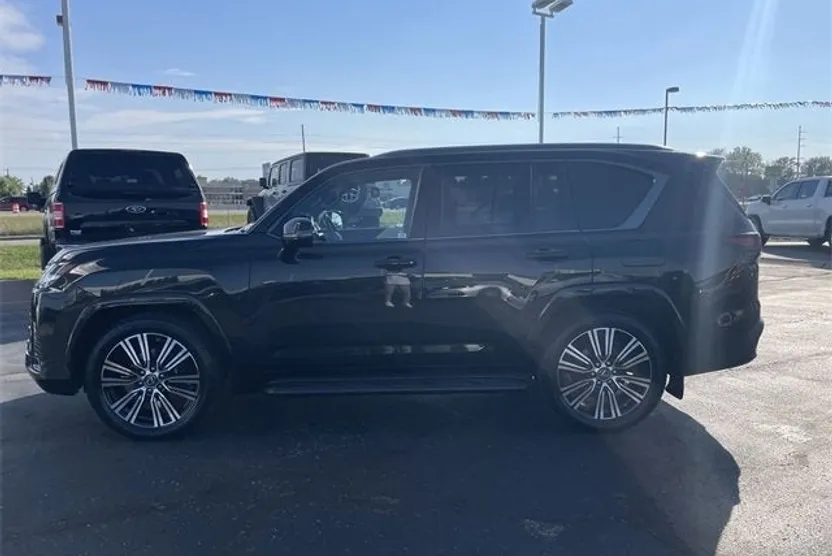 2022 Lexus LX 600 Luxury photo 1