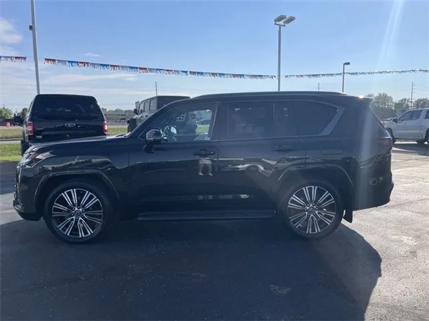 2022 Lexus LX 600 Luxury photo 1