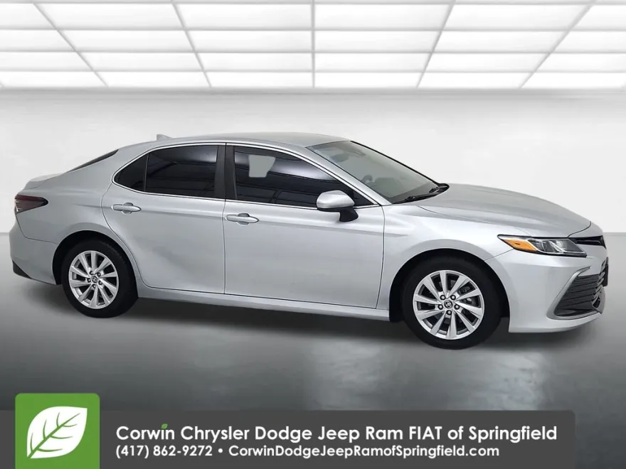 2021 Toyota Camry LE photo 1