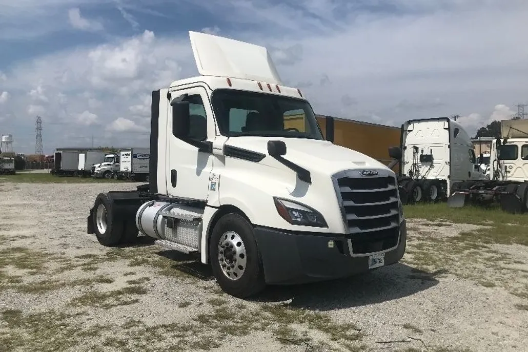 2020 Freightliner Cascadia 126" Day cab photo 1