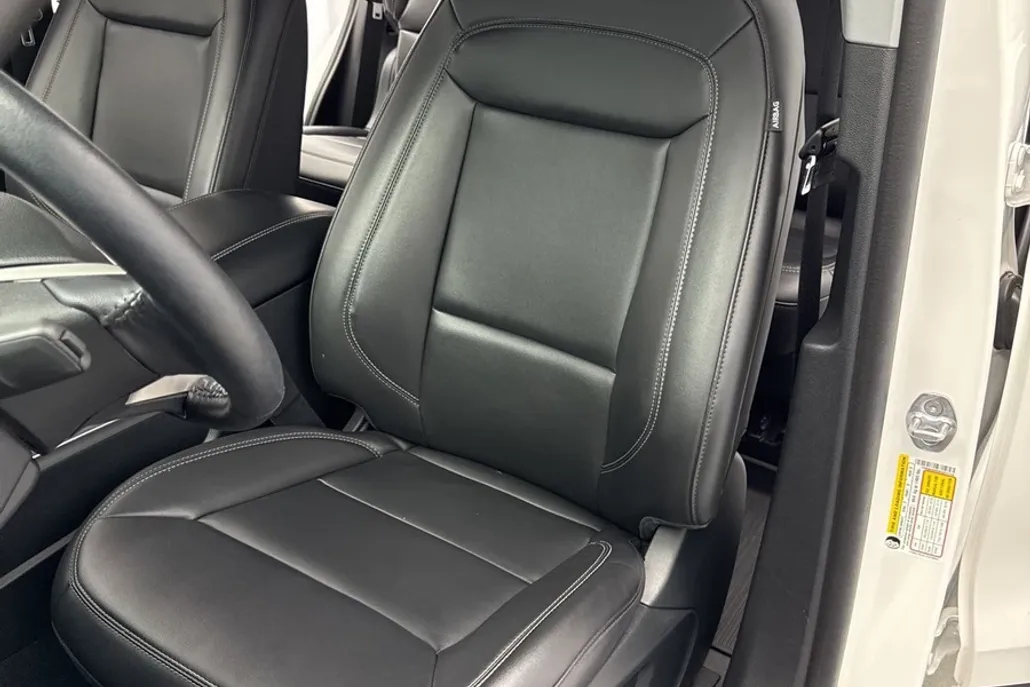 2023 Ford Explorer XLT photo 1