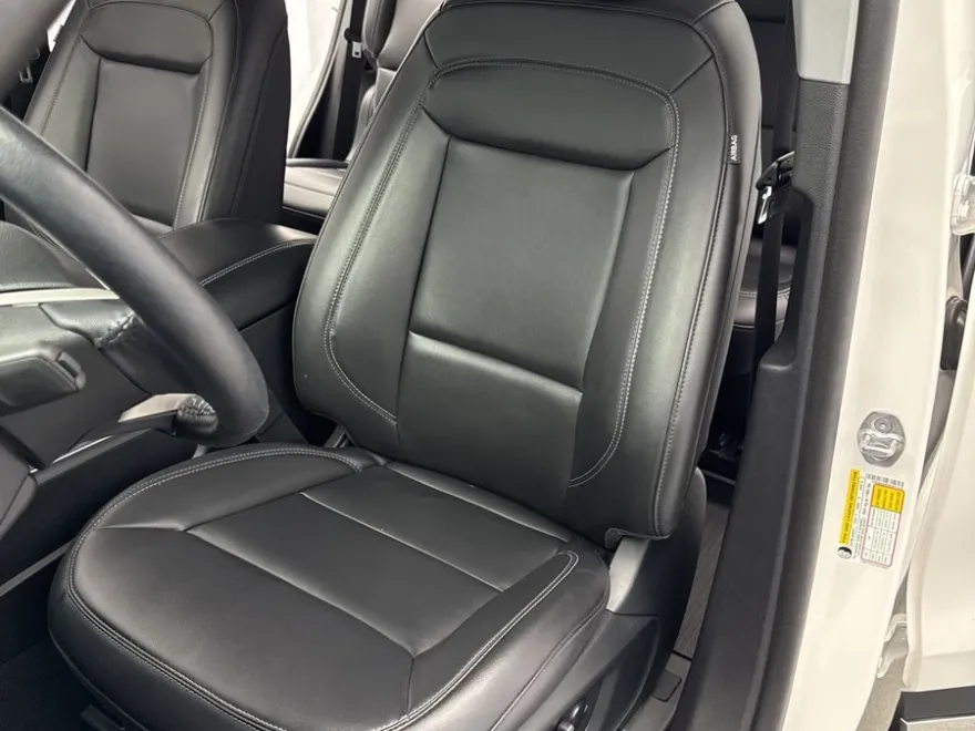 2023 Ford Explorer XLT photo 1