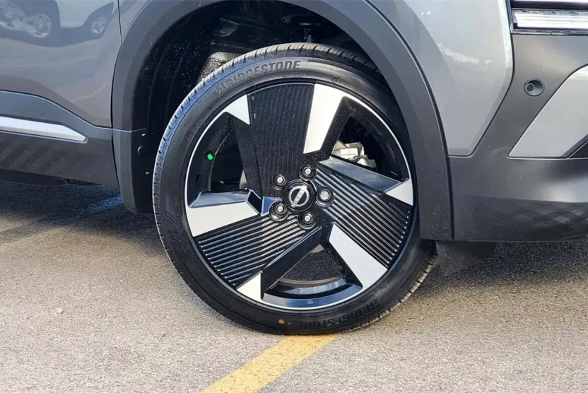 2025 Nissan Kicks SR photo 1