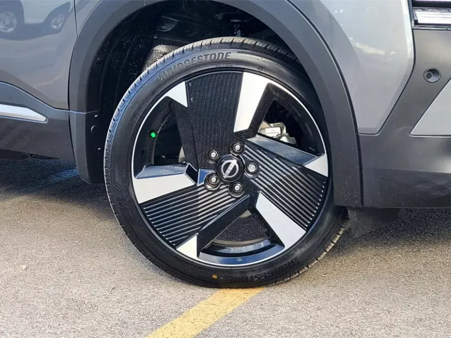 2025 Nissan Kicks SR photo 1