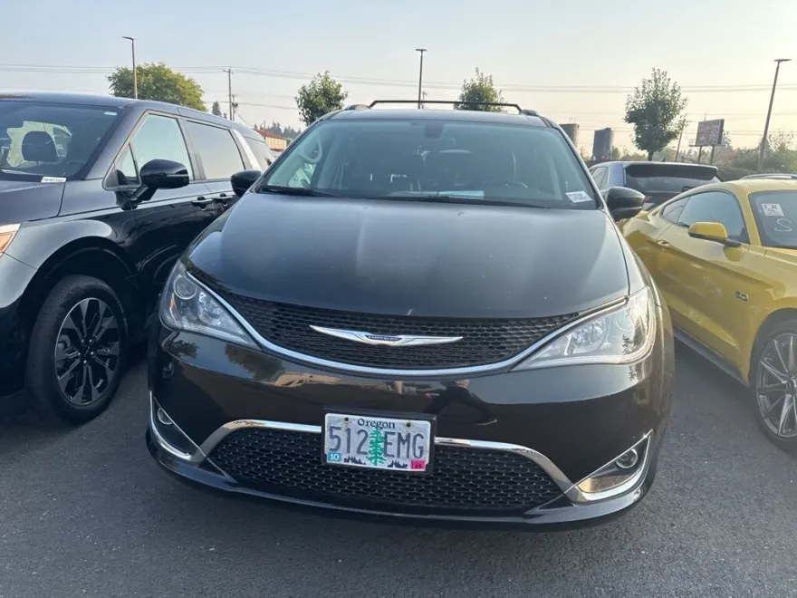 2019 Chrysler Pacifica Touring L photo 1