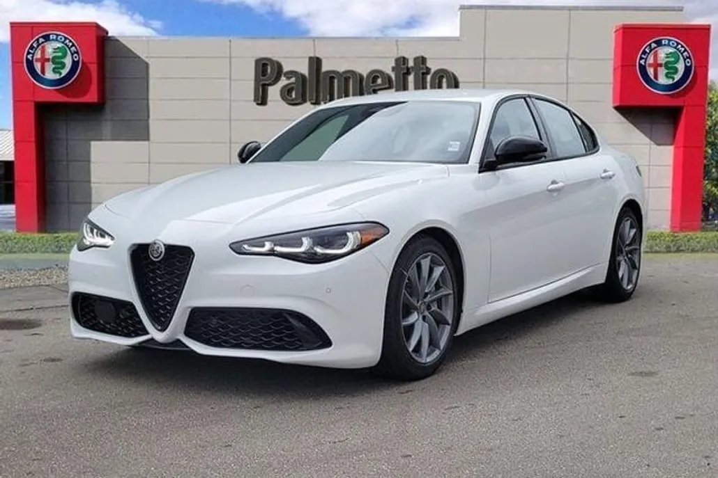 2025 Alfa Romeo Giulia photo 1