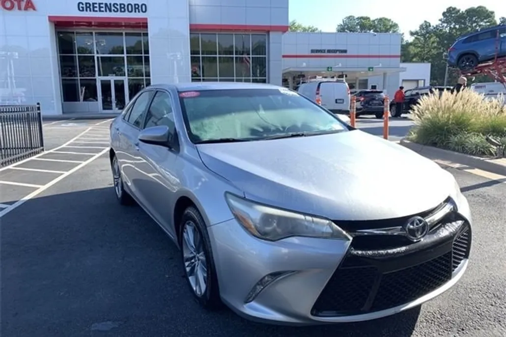 2015 Toyota Camry SE photo 1