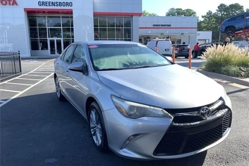 2015 Toyota Camry SE photo 1