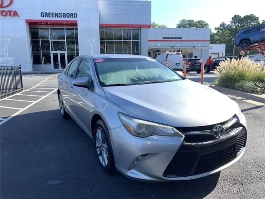 2015 Toyota Camry SE photo 1