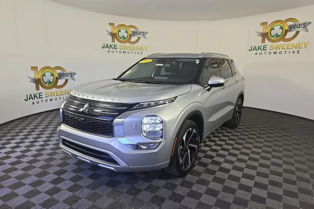 2023 Mitsubishi Outlander SEL photo 1