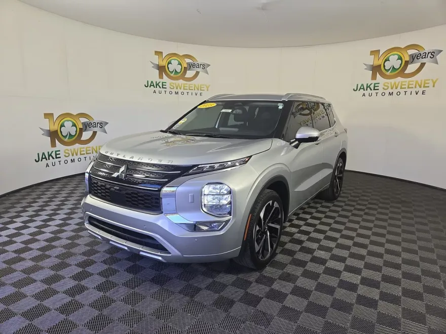 2023 Mitsubishi Outlander SEL photo 1