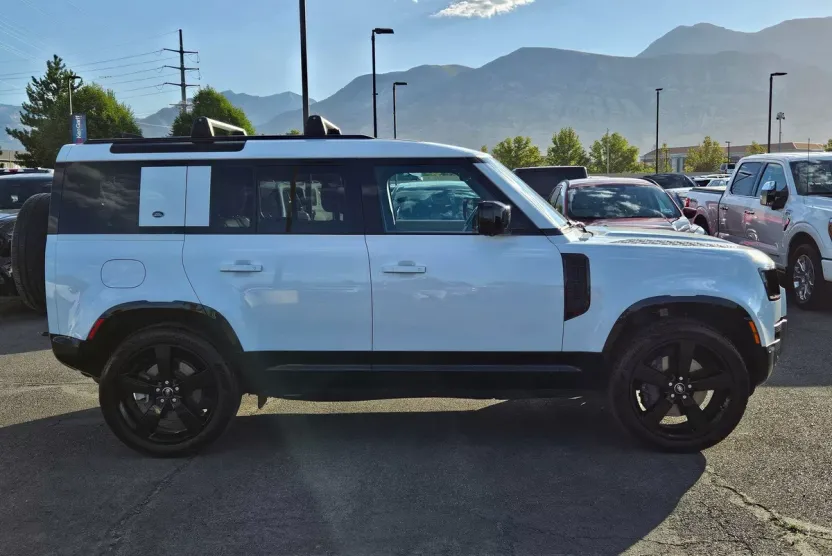 2022 Land Rover Defender X-Dynamic HSE photo 1