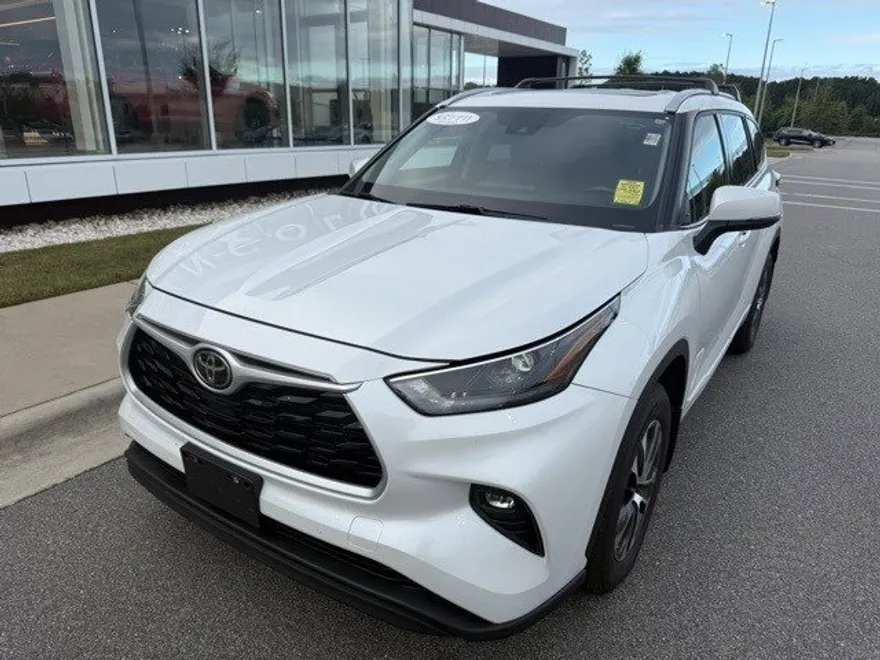 2022 Toyota Highlander XLE photo 1