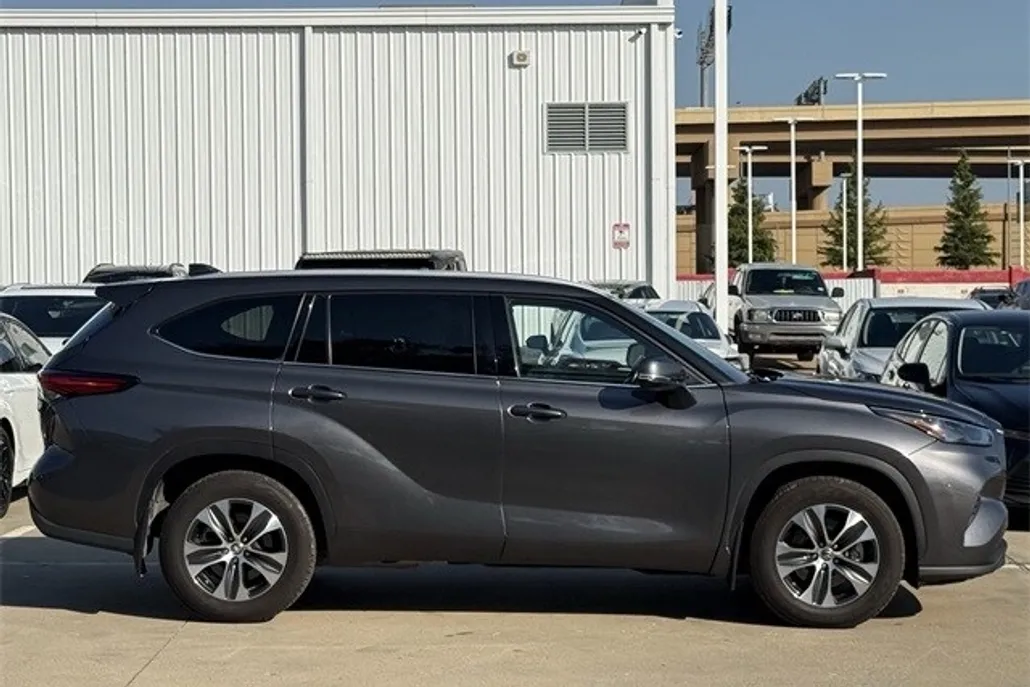 2022 Toyota Highlander XLE photo 1