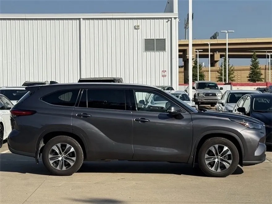 2022 Toyota Highlander XLE photo 1