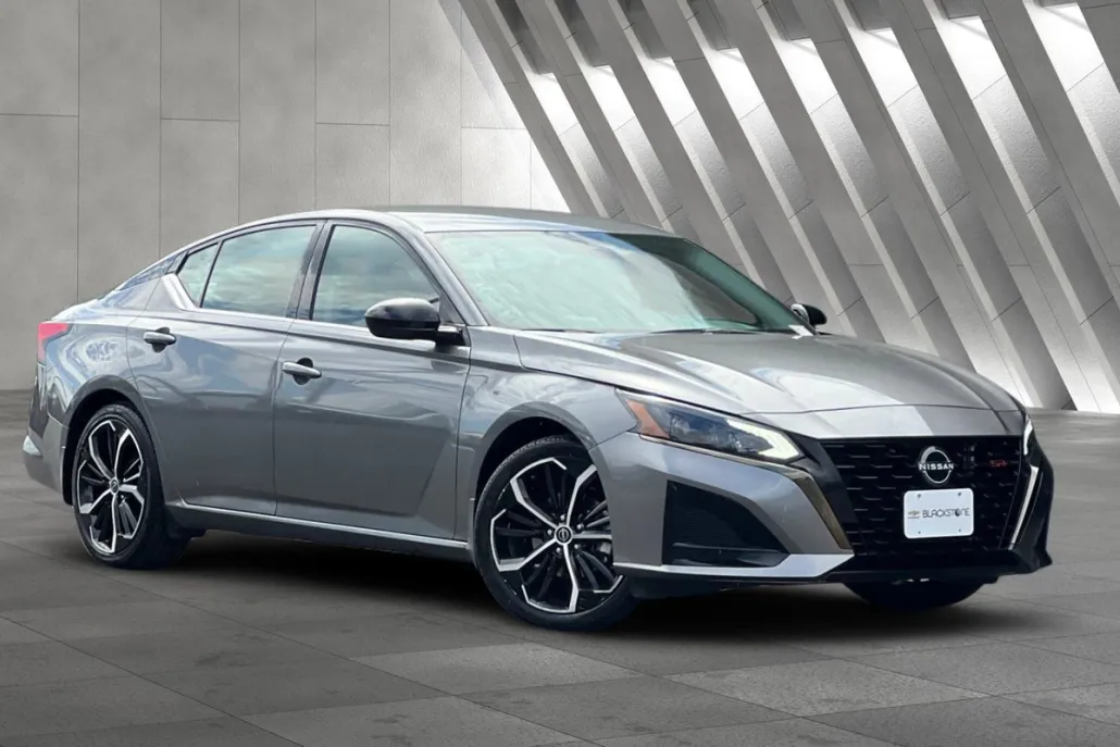 2023 Nissan Altima SR photo 1