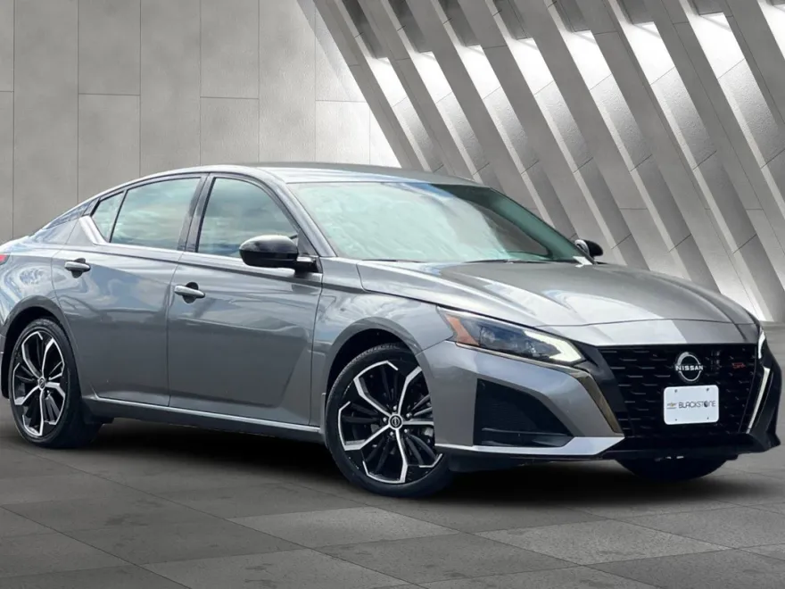2023 Nissan Altima SR photo 1