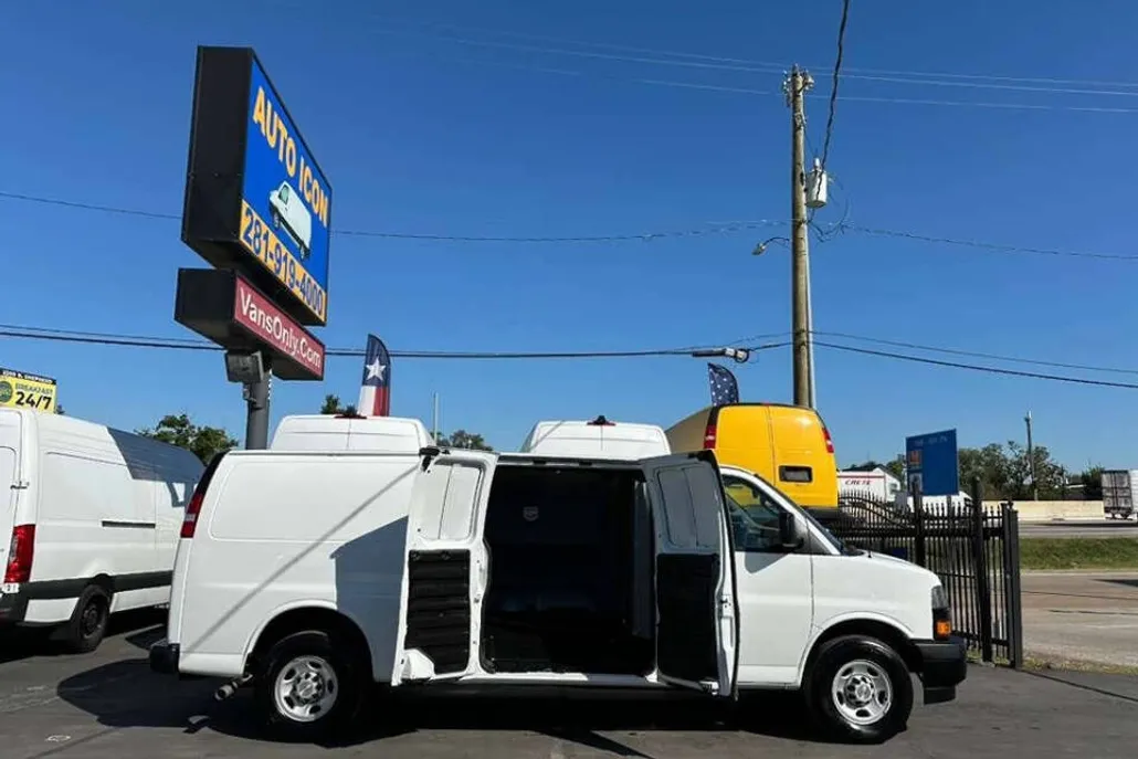 2022 Chevrolet Express 2500 Cargo photo 1