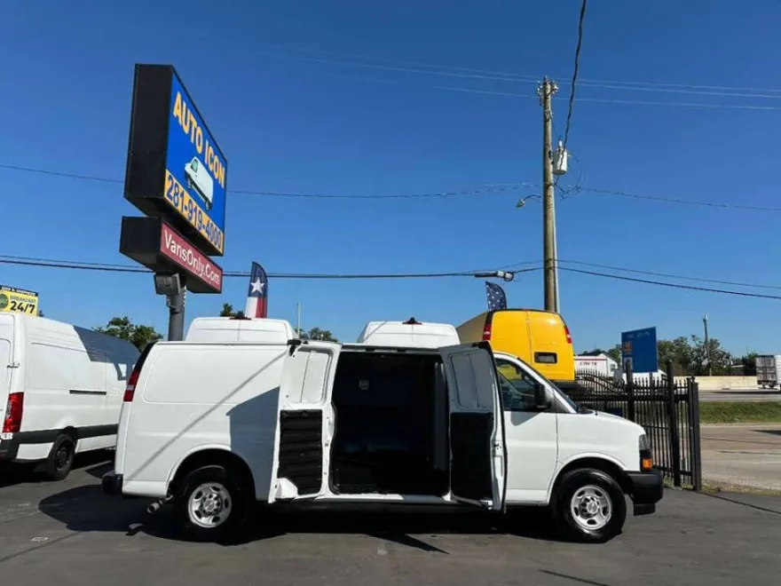 2022 Chevrolet Express 2500 Cargo photo 1