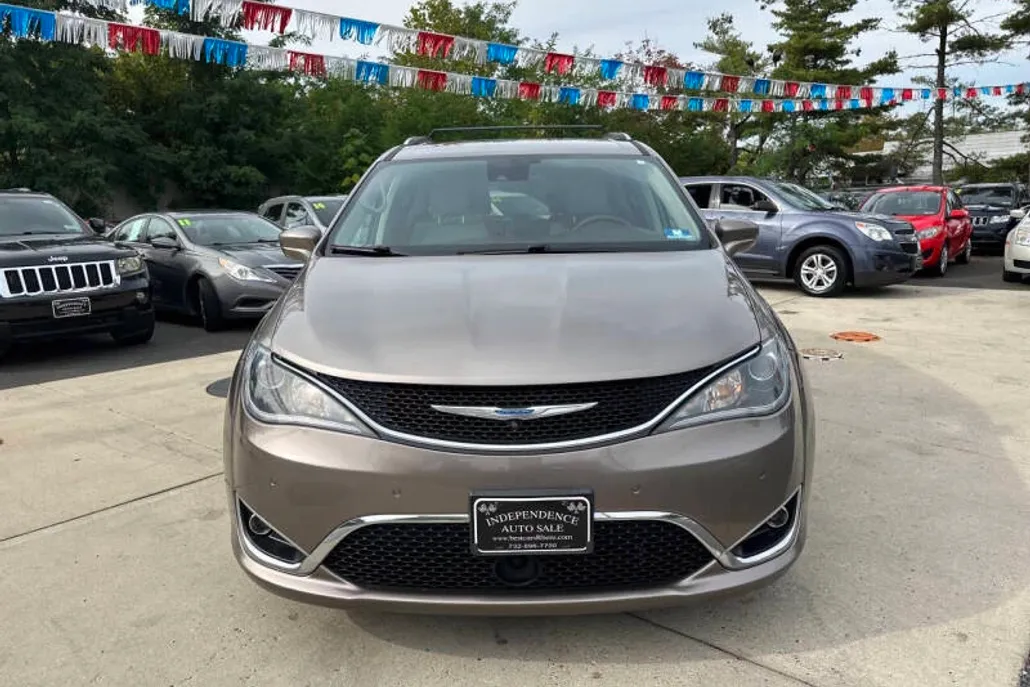 2018 Chrysler Pacifica Touring L photo 1
