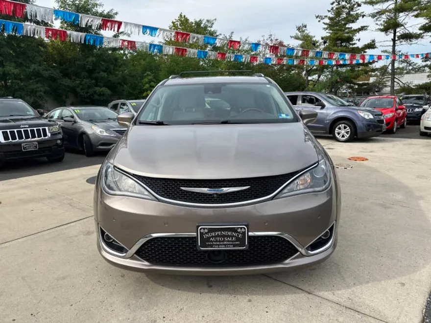 2018 Chrysler Pacifica Touring L photo 1