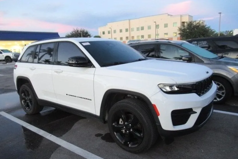 2023 Jeep Grand Cherokee Altitude photo 1