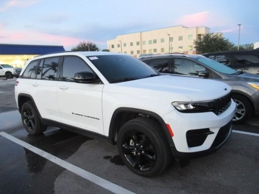 2023 Jeep Grand Cherokee Altitude photo 1