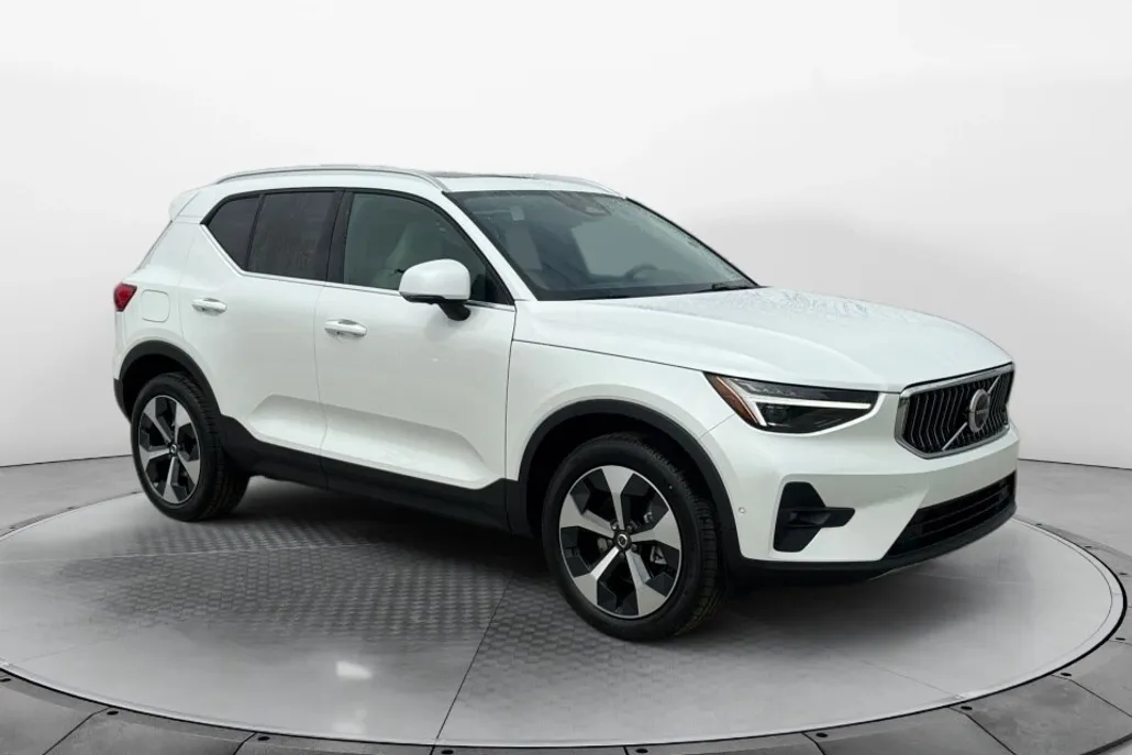 2025 Volvo XC40 Plus photo 1