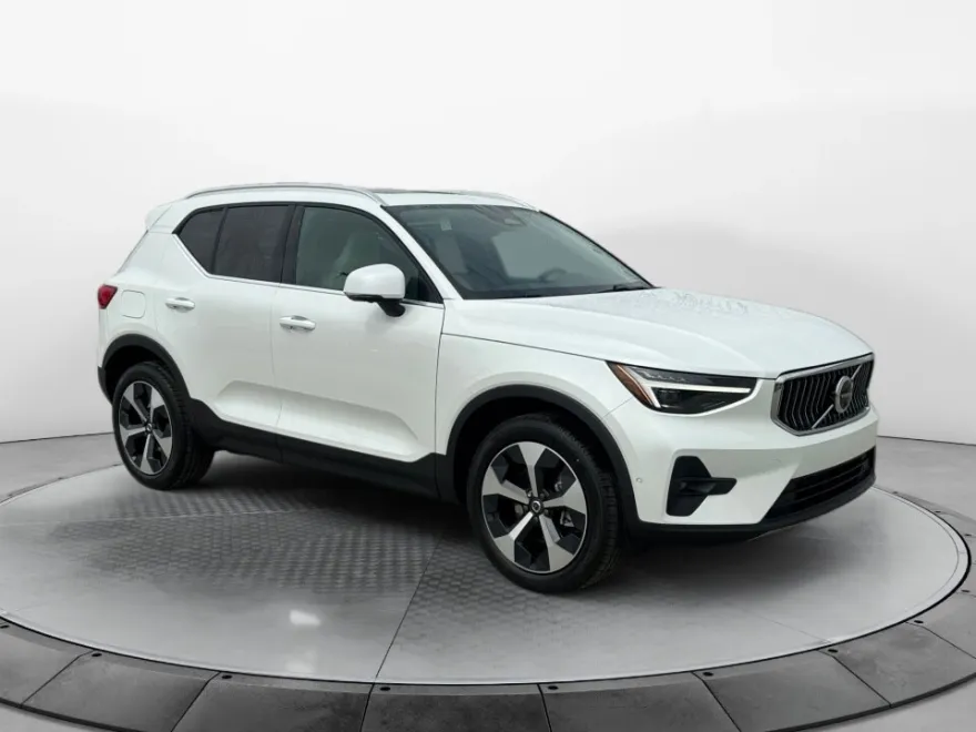 2025 Volvo XC40 Plus photo 1