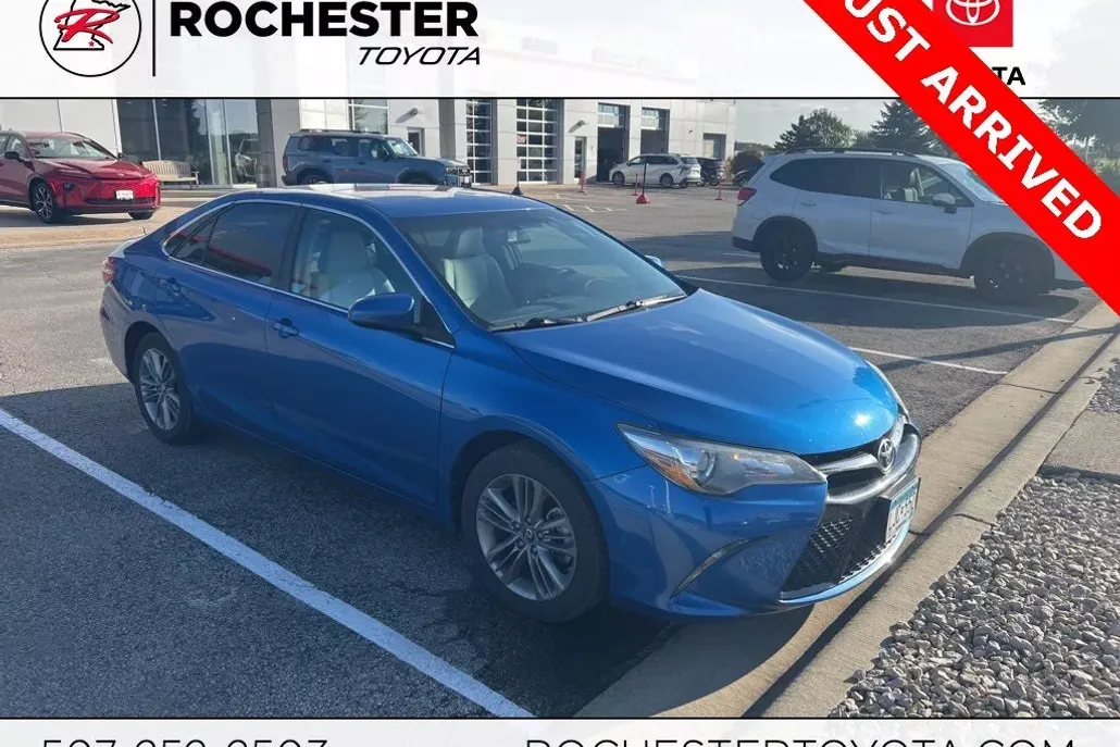 2017 Toyota Camry SE photo 1