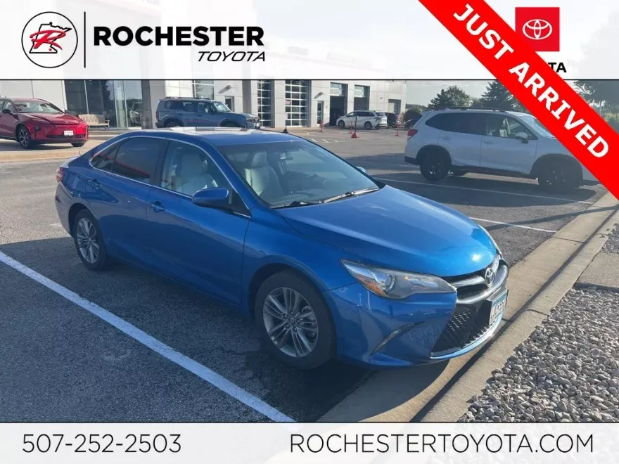 2017 Toyota Camry SE photo 1