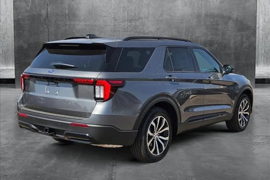 2025 Ford Explorer ST-Line photo 1