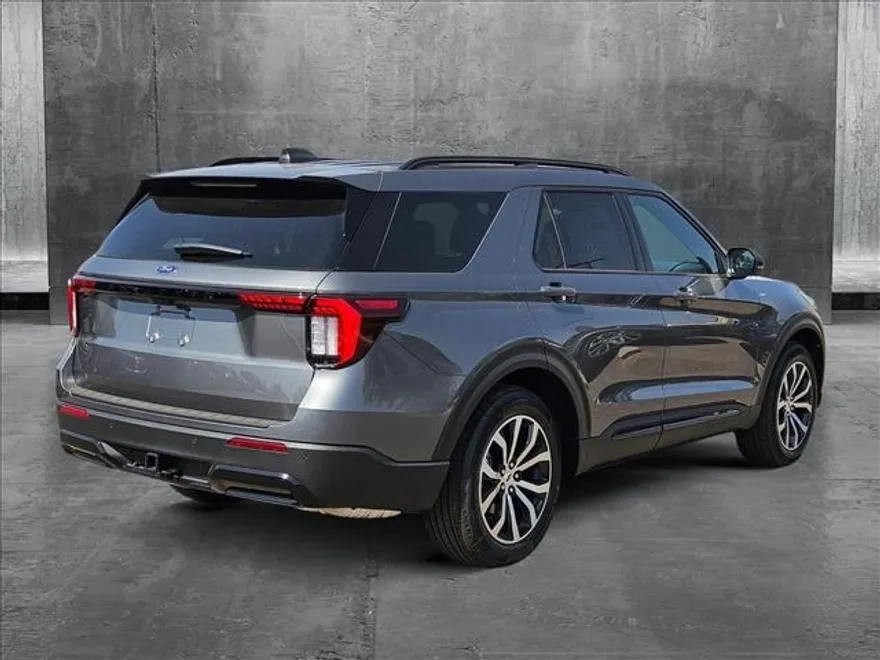 2025 Ford Explorer ST-Line photo 1