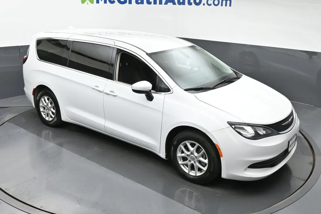 2020 Chrysler Voyager LX photo 1