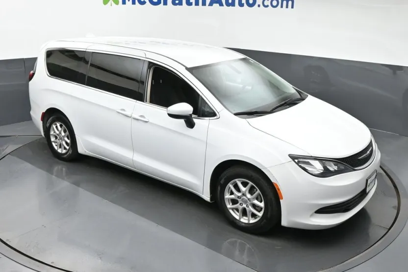 2020 Chrysler Voyager LX photo 1