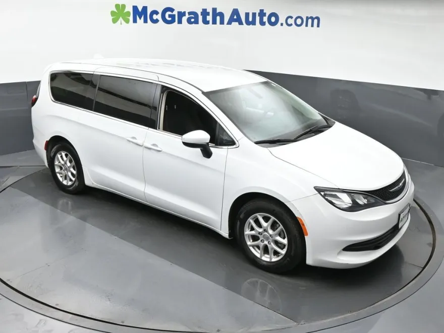 2020 Chrysler Voyager LX photo 1