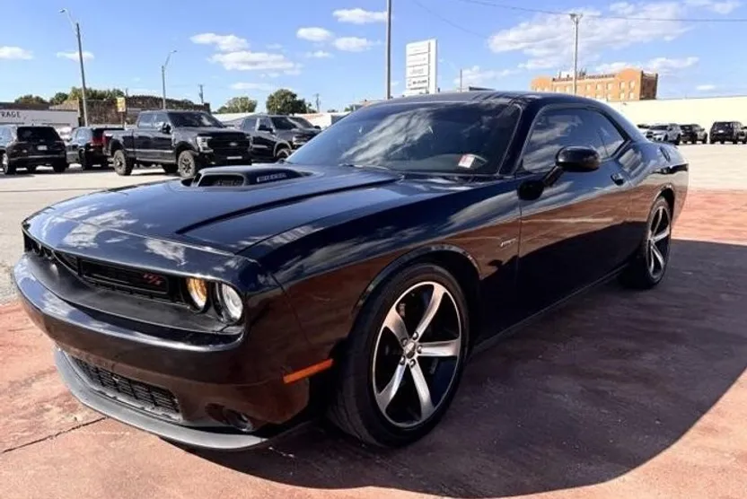 2016 Dodge Challenger SXT Plus photo 1