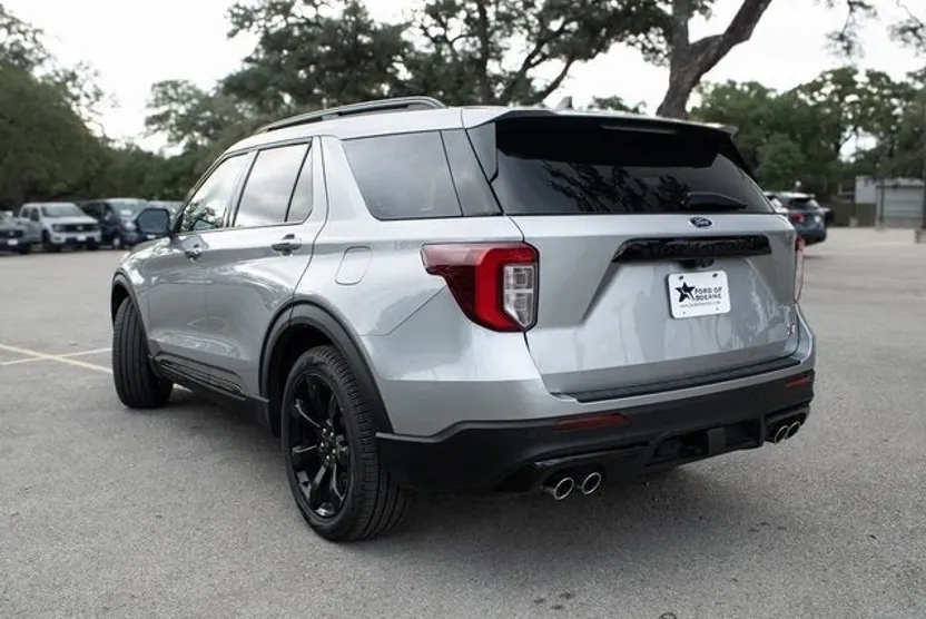 2022 Ford Explorer ST photo 1