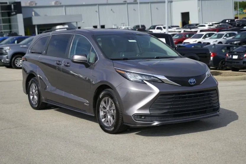 2021 Toyota Sienna LE photo 1
