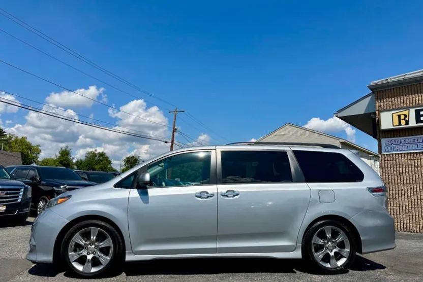 2014 Toyota Sienna photo 1